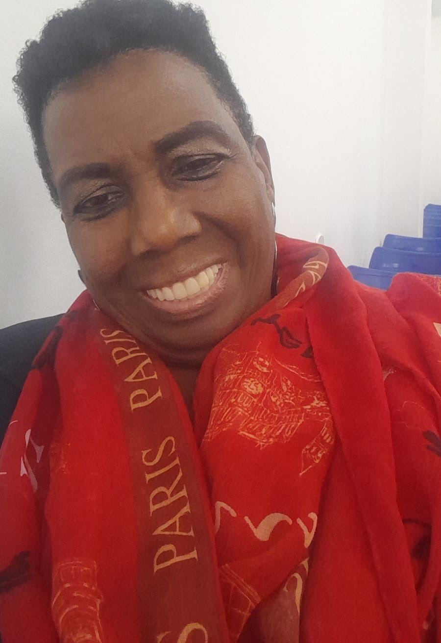 selfie de uma mulher sorrindo usando um lenço vermelho com estampas douradas de Paris  — texto: PARIS 