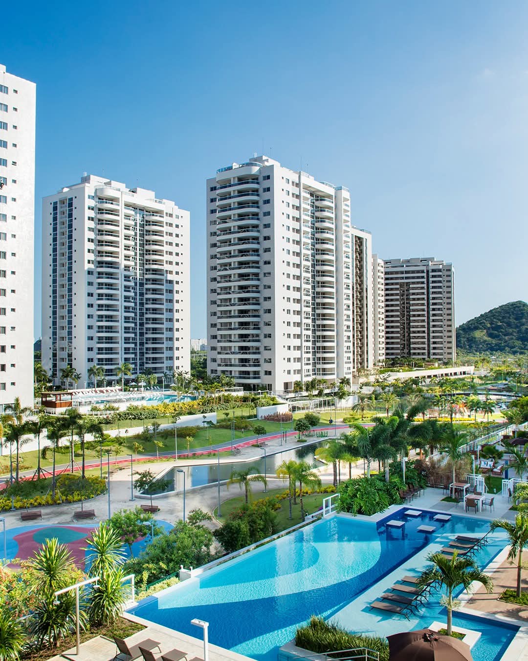 piscina de borda infinita do condomínio Ilha Pura ORO com edifícios altos ao fundo